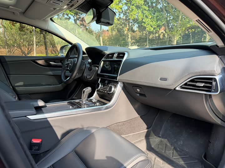 Фото 9 - Jaguar XE L