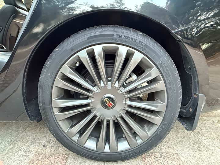 Фото 15 - Hongqi H5