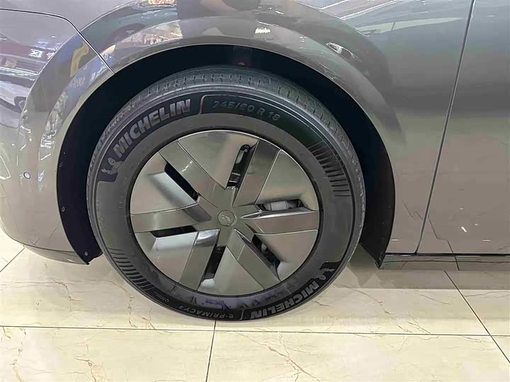 Фото 7 - LiXiang Mega