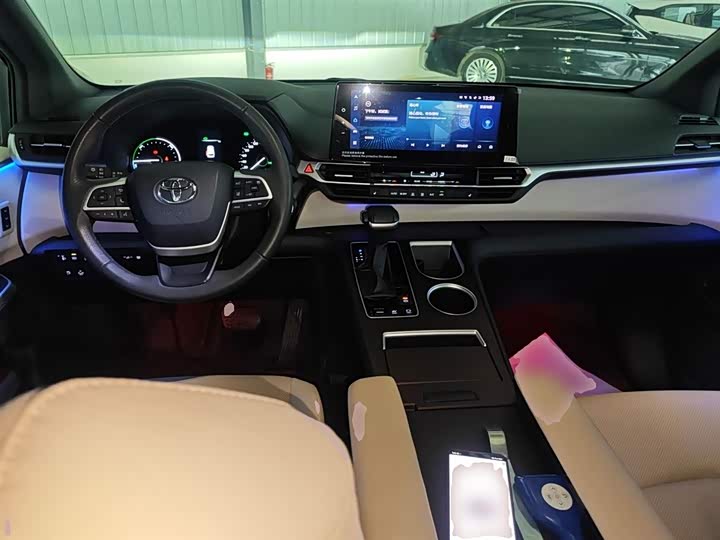 Фото 10 - Toyota Granvia