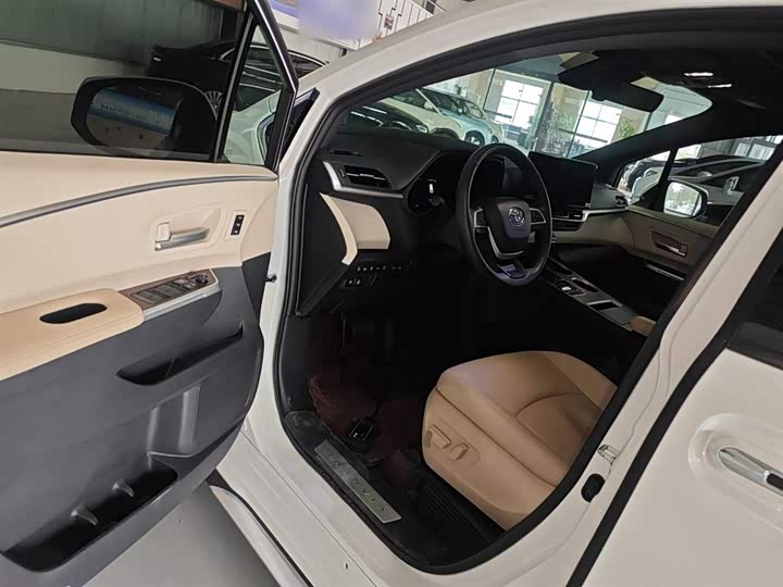 Фото 16 - Toyota Granvia