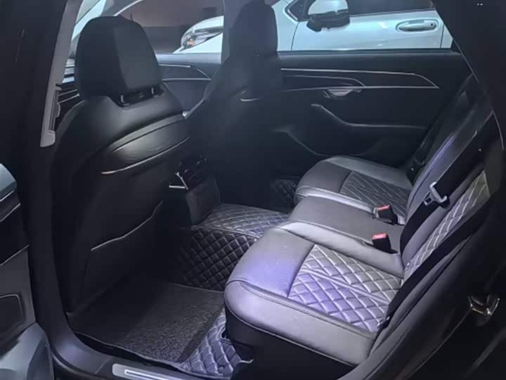 Фото 8 - Audi A8