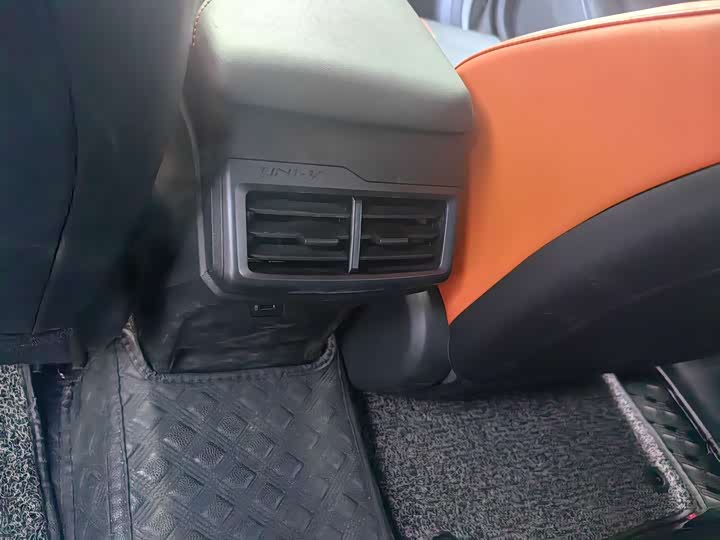 Фото 9 - Changan UNI-V