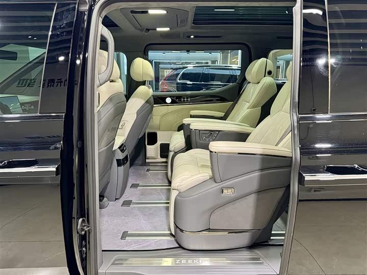 Фото 22 - Zeekr 009