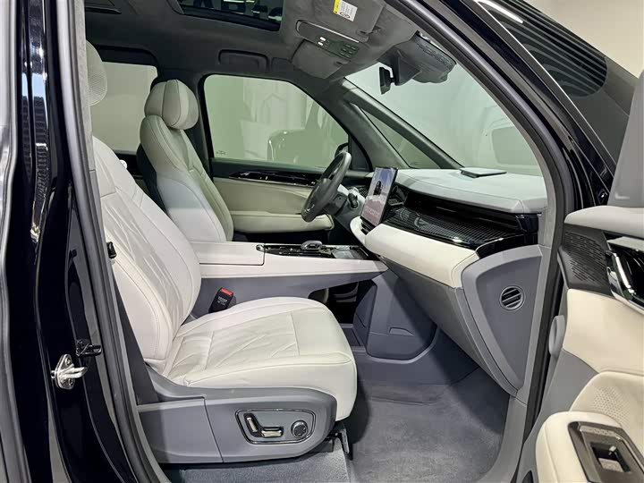 Фото 27 - Zeekr 009