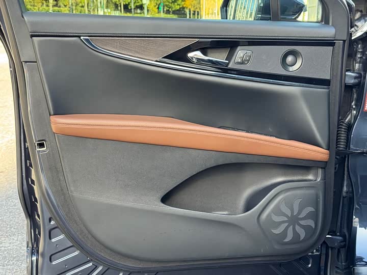 Фото 12 - Lincoln Nautilus