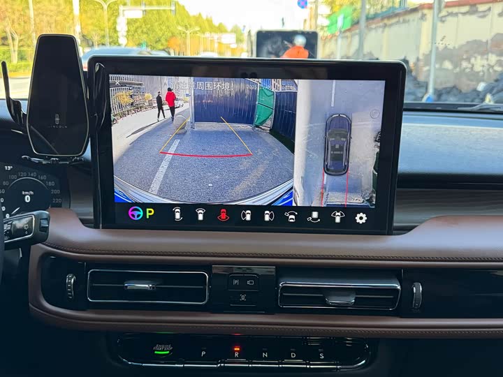 Фото 18 - Lincoln Nautilus