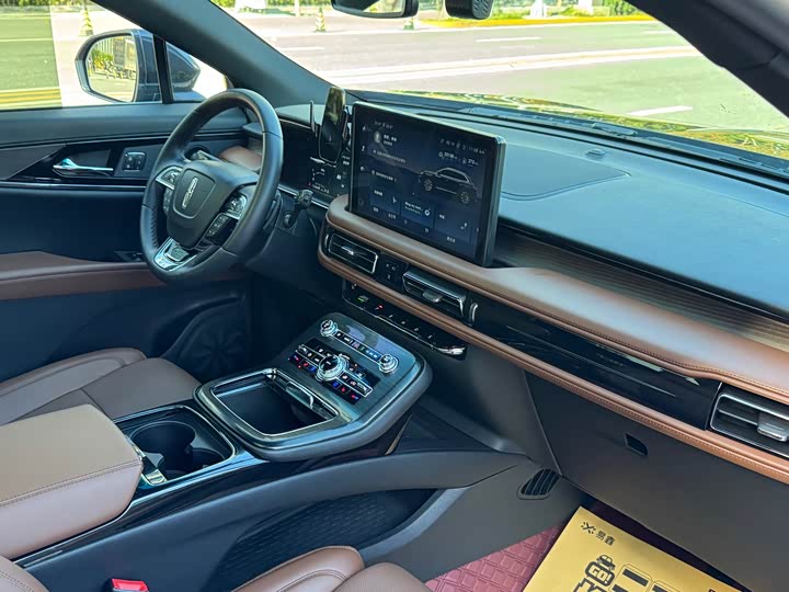 Фото 20 - Lincoln Nautilus