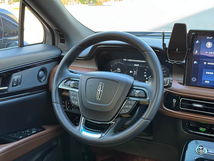 Фото 8 - Lincoln Nautilus