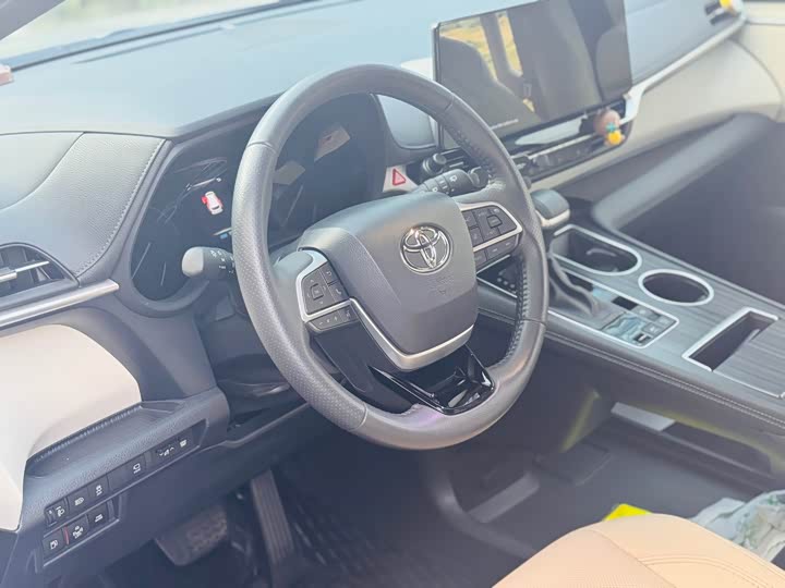 Фото 10 - Toyota Sienna