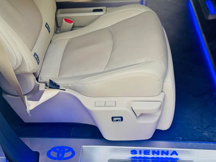 Фото 12 - Toyota Sienna