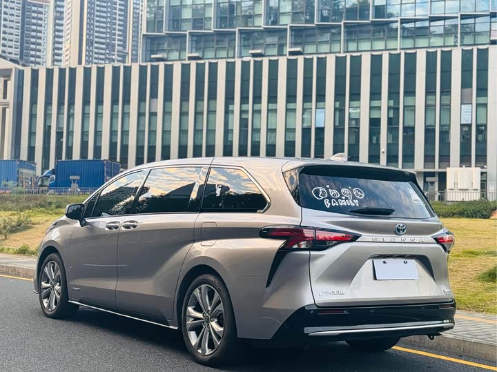 Фото 23 - Toyota Sienna