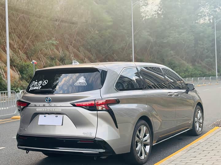 Фото 7 - Toyota Sienna