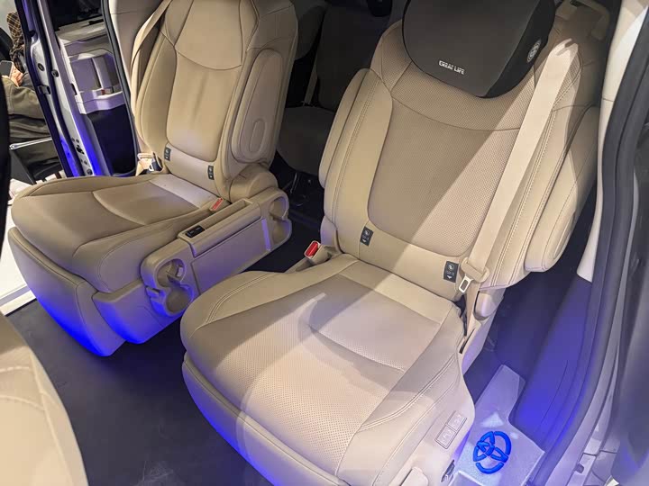 Фото 9 - Toyota Sienna