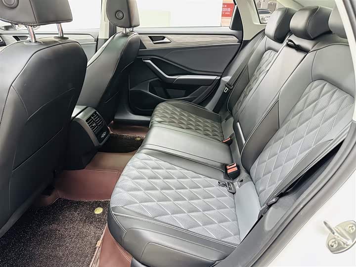 Фото 11 - Volkswagen Sagitar L