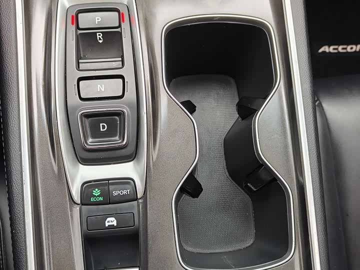 Фото 16 - Honda Accord