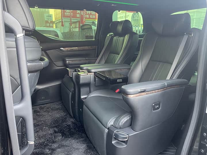 Фото 8 - Toyota Vellfire