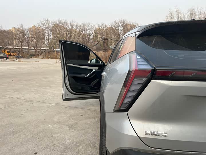 Фото 12 - Geely Atlas L