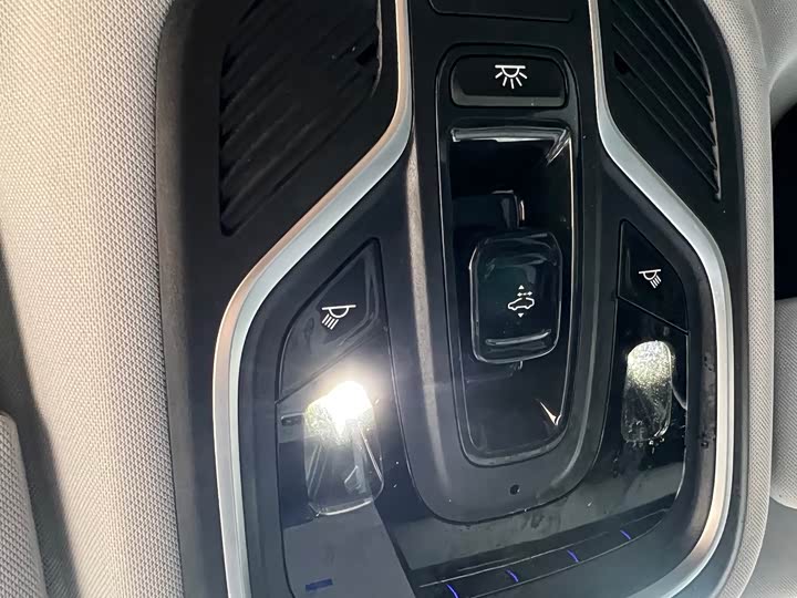 Фото 14 - Geely Atlas L