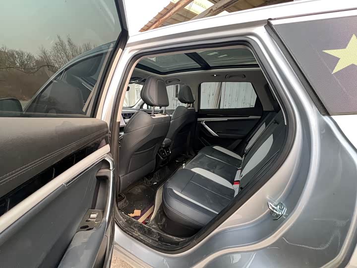 Фото 8 - Geely Atlas L