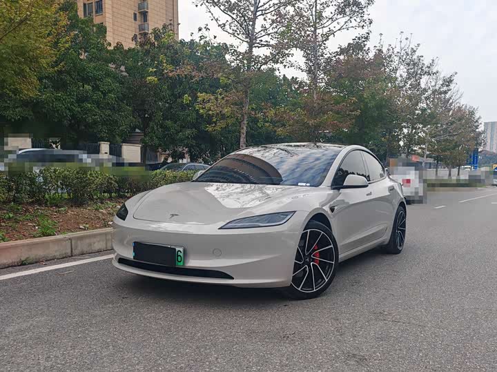 Фото 1 - Tesla Model 3