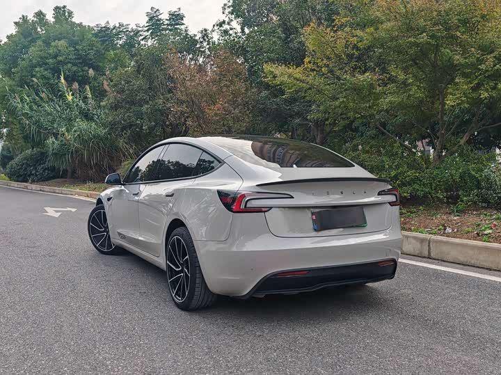 Фото 3 - Tesla Model 3