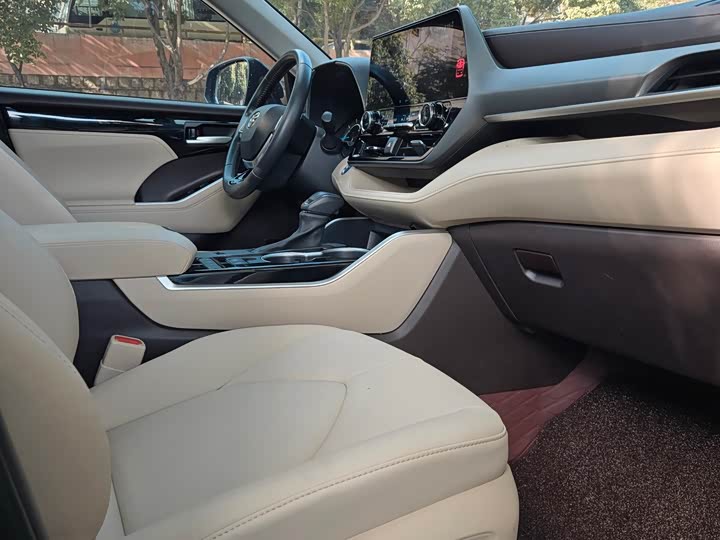 Фото 9 - Toyota Highlander