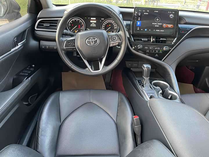 Фото 10 - Toyota Camry