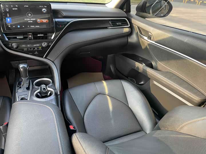 Фото 14 - Toyota Camry