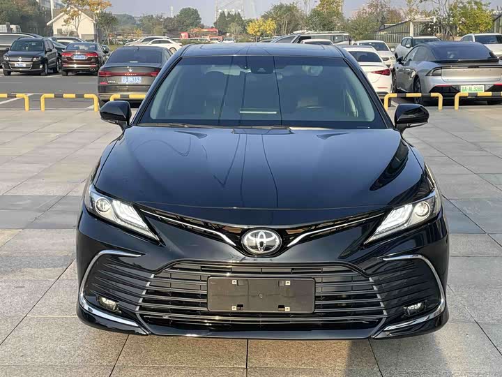 Фото 2 - Toyota Camry