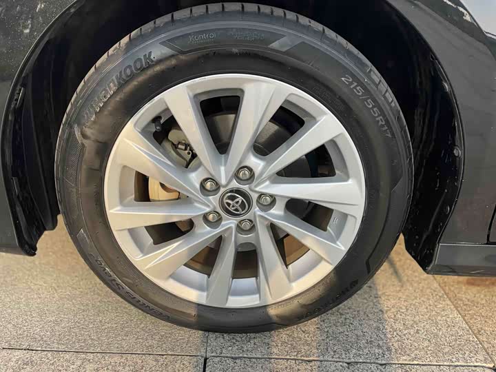 Фото 23 - Toyota Camry