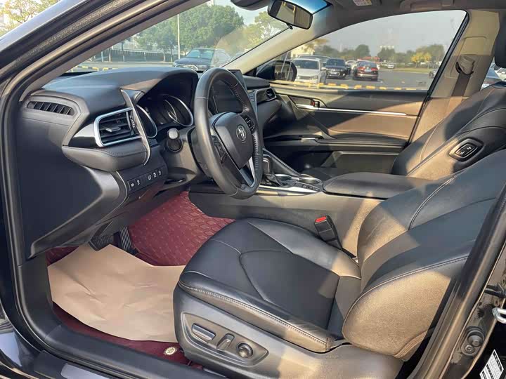 Фото 4 - Toyota Camry