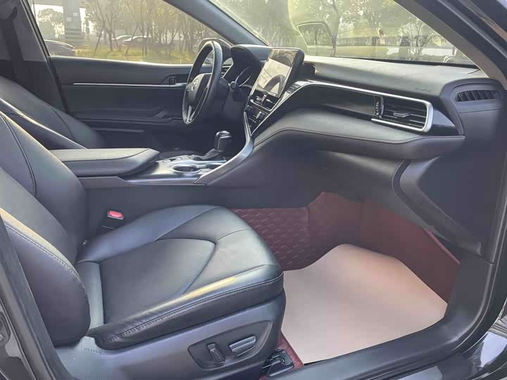 Фото 5 - Toyota Camry