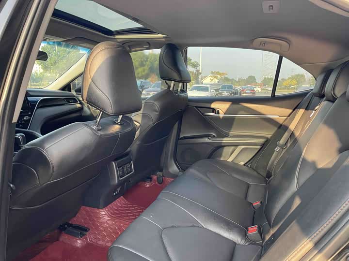 Фото 7 - Toyota Camry