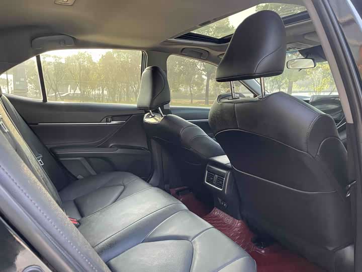 Фото 8 - Toyota Camry