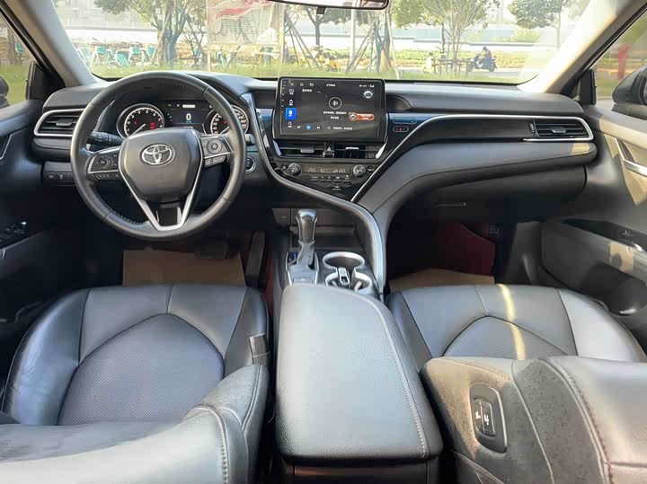 Фото 9 - Toyota Camry