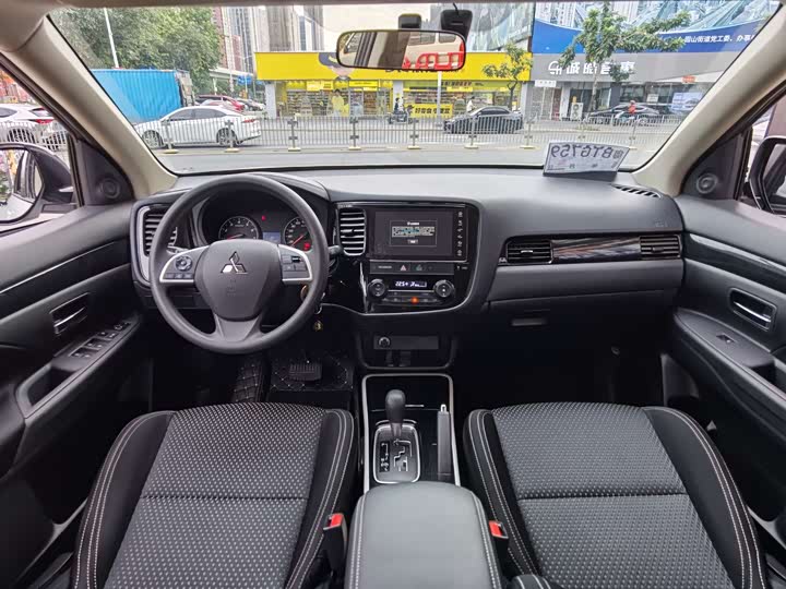 Фото 13 - Mitsubishi Outlander