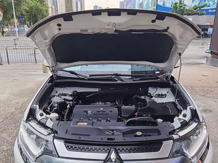 Фото 17 - Mitsubishi Outlander