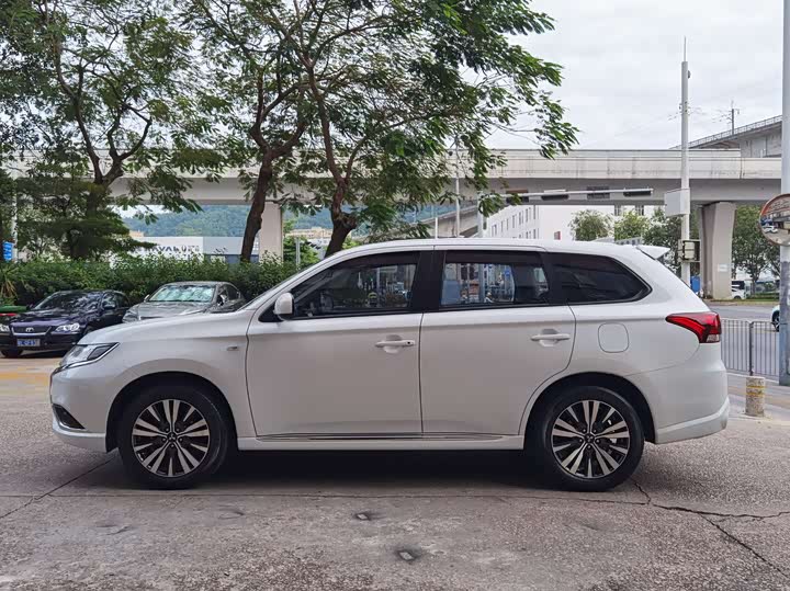 Фото 5 - Mitsubishi Outlander