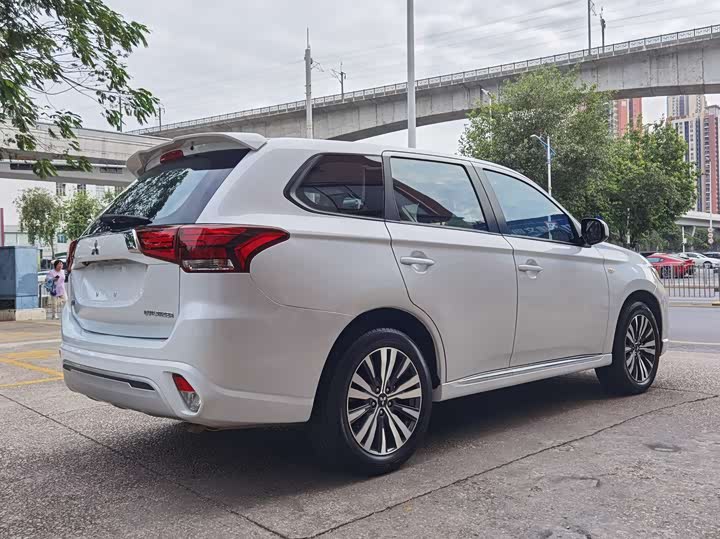 Фото 6 - Mitsubishi Outlander