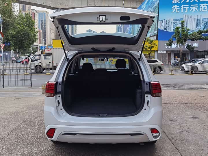 Фото 9 - Mitsubishi Outlander