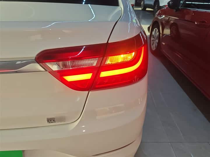 Фото 8 - Geely Vision