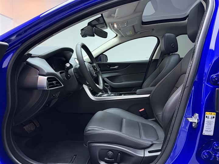 Фото 3 - Jaguar XE L