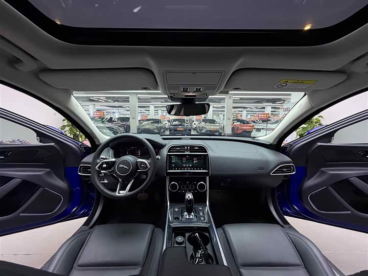 Фото 7 - Jaguar XE L