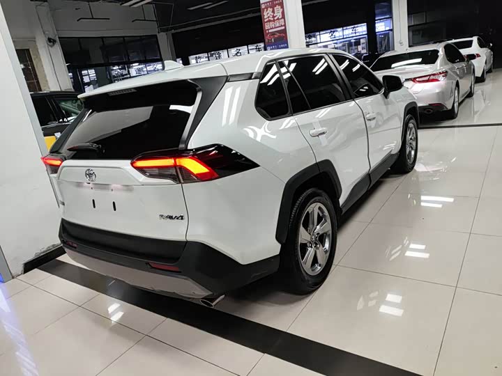 Фото 2 - Toyota RAV4