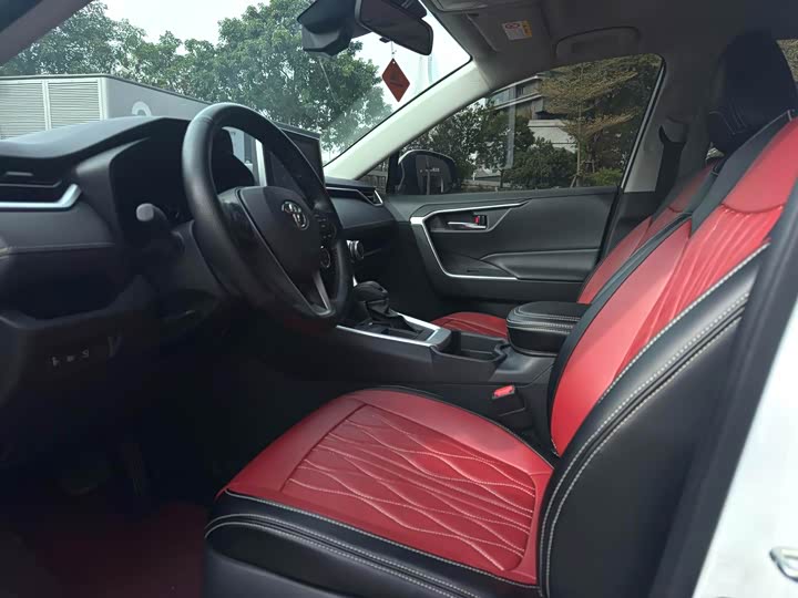 Фото 6 - Toyota RAV4