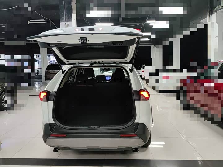 Фото 8 - Toyota RAV4