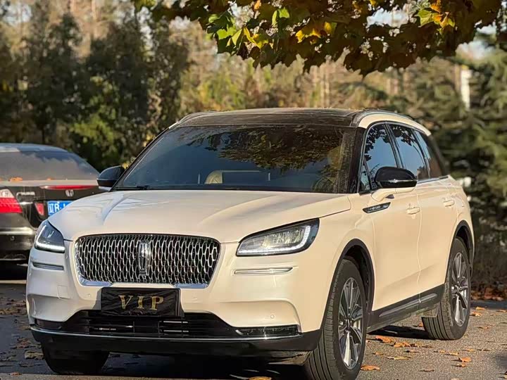 Фото 1 - Lincoln Corsair