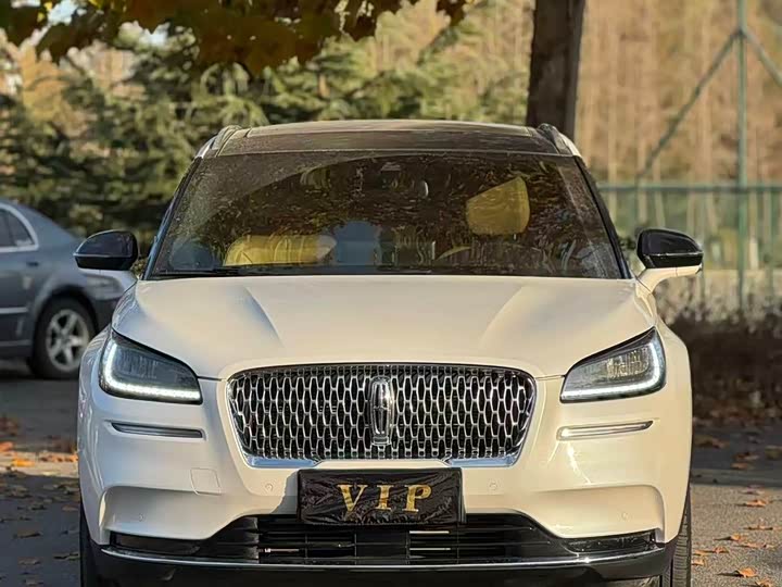 Фото 2 - Lincoln Corsair