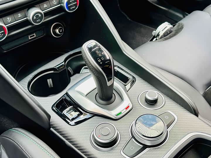 Фото 10 - Alfa Romeo Giulia